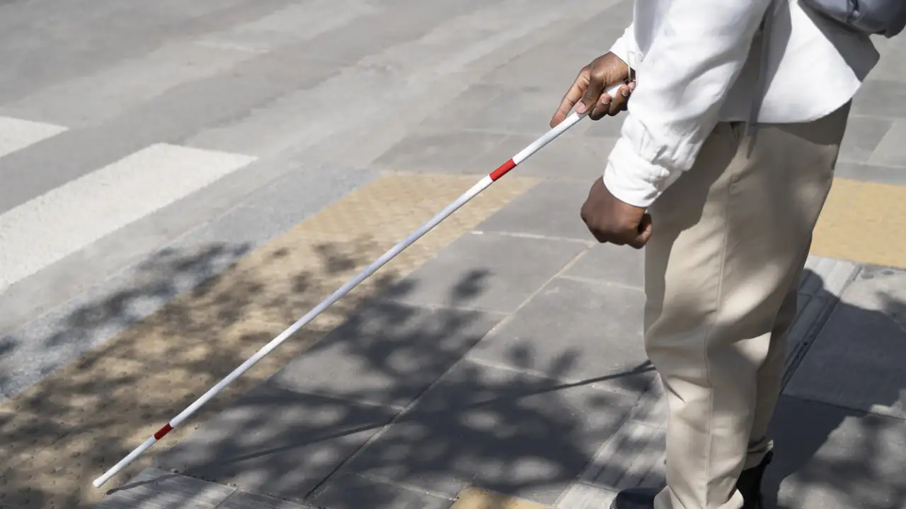 Слепой мужчина.