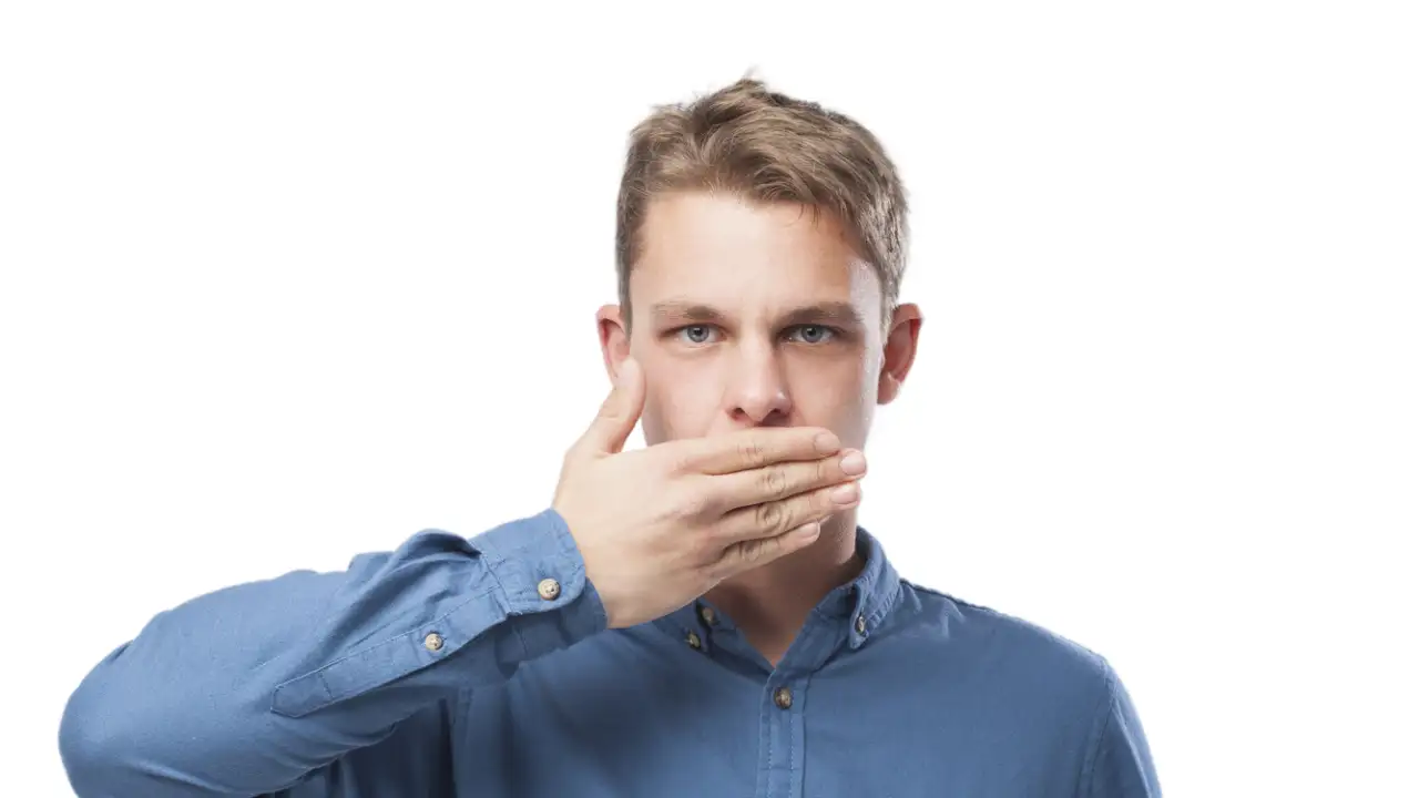 Мужчина прикрывает рот рукой.