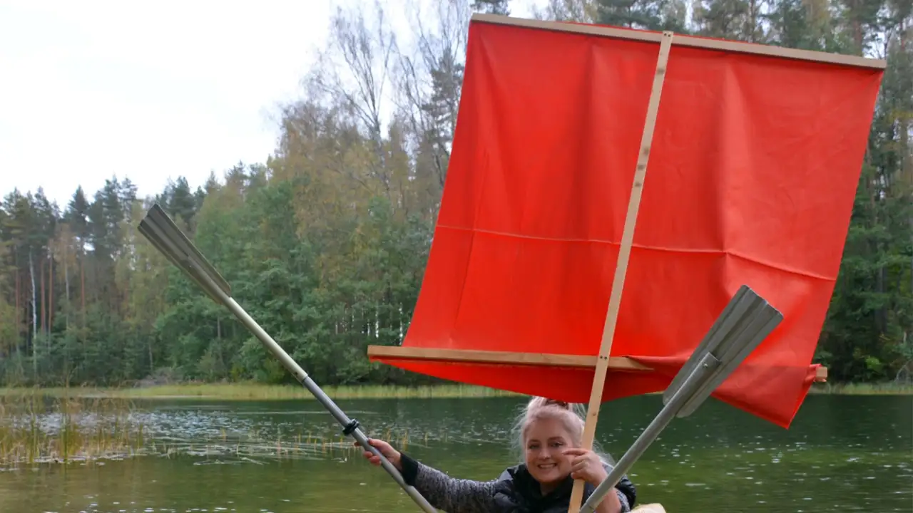 Юлия Богданова в лодке из гигантской тыквы.