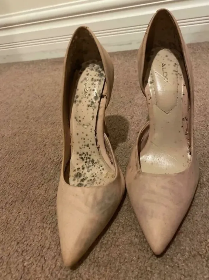 Хочешь познать девушку — загляни в ее туфельки. Ну а потом уже в ванную, если желание познавать не исчезнет. 