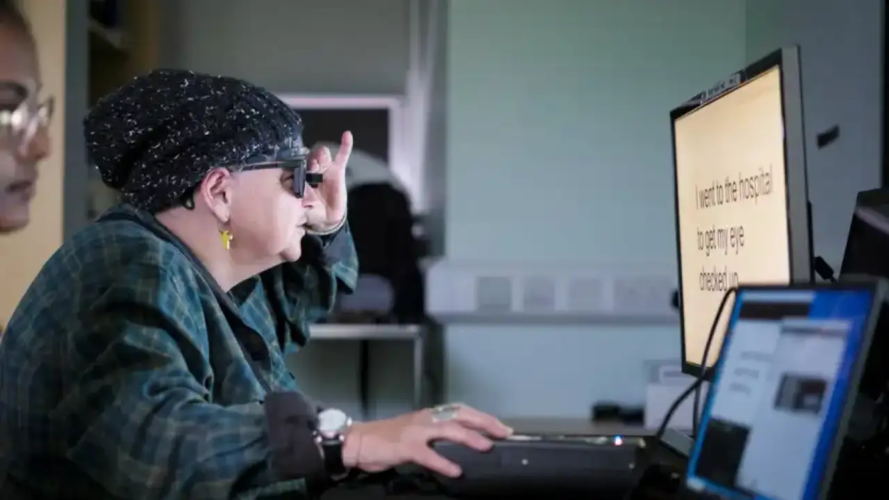 Участница исследования проверяет навыки чтения после установки имплантата.