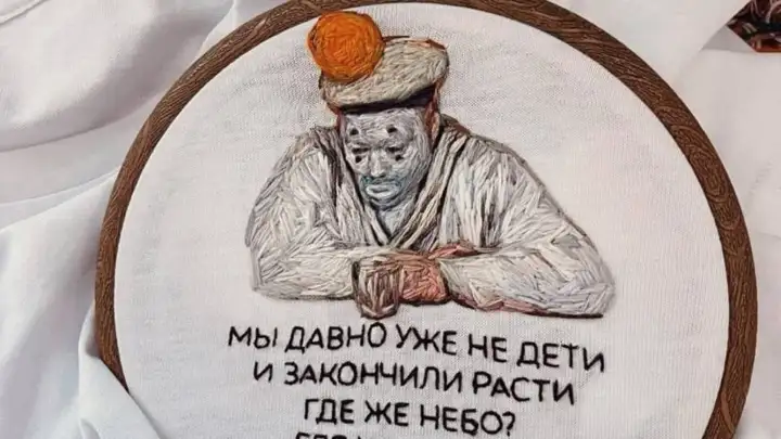 Мастерица Маша Медведик создает уникальные вышивки с надписями на одежде