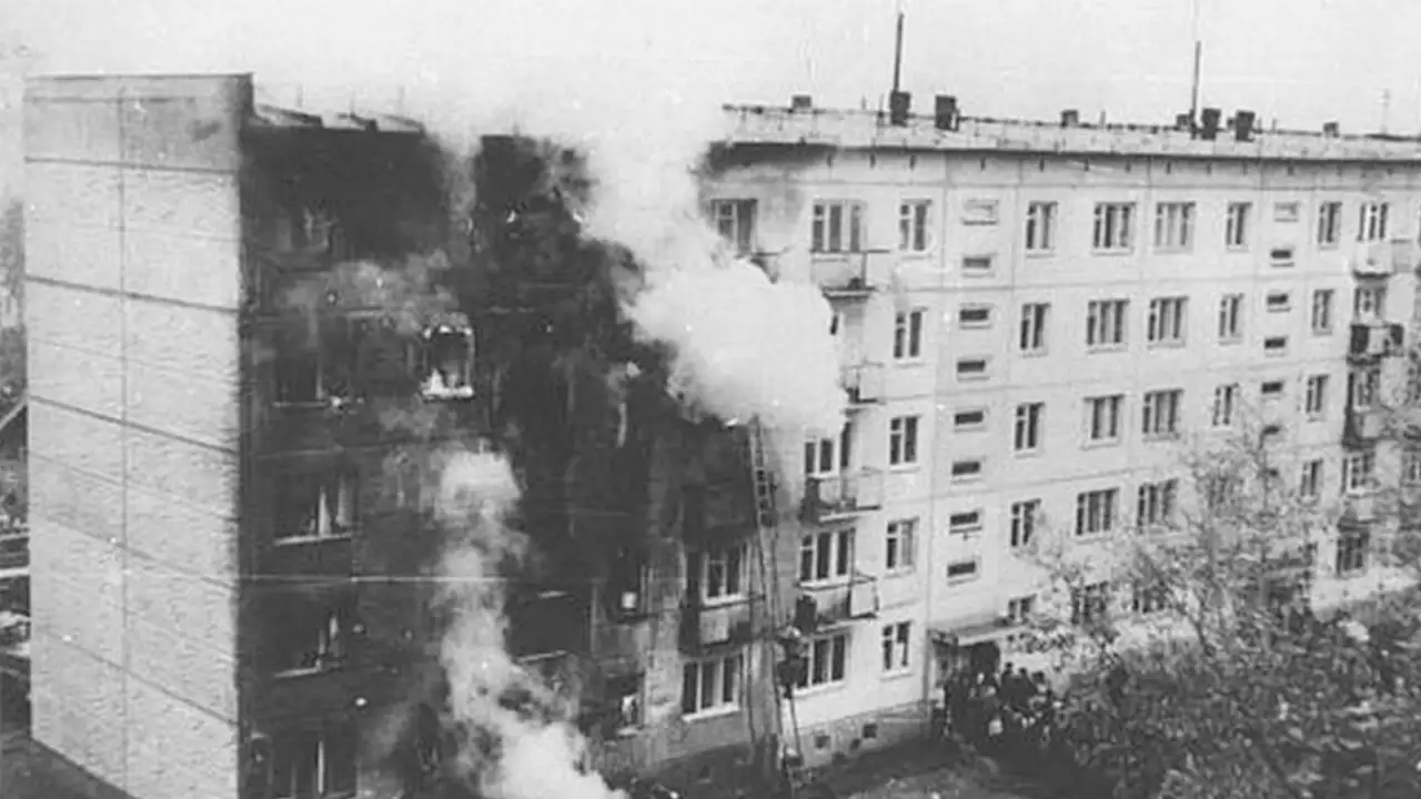 Дом после того, как в него врезался самолёт.