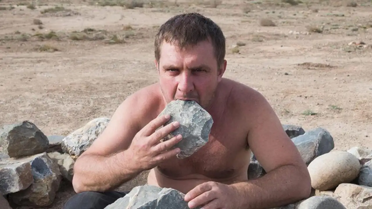 Человек ест камень.