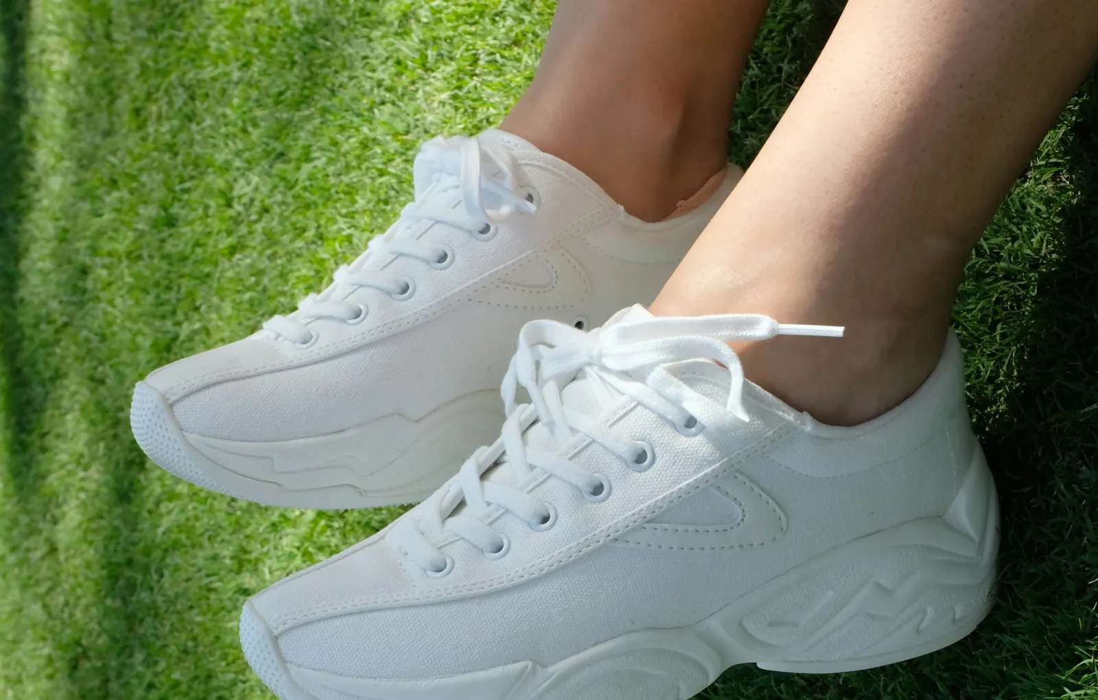 Белая обувь.