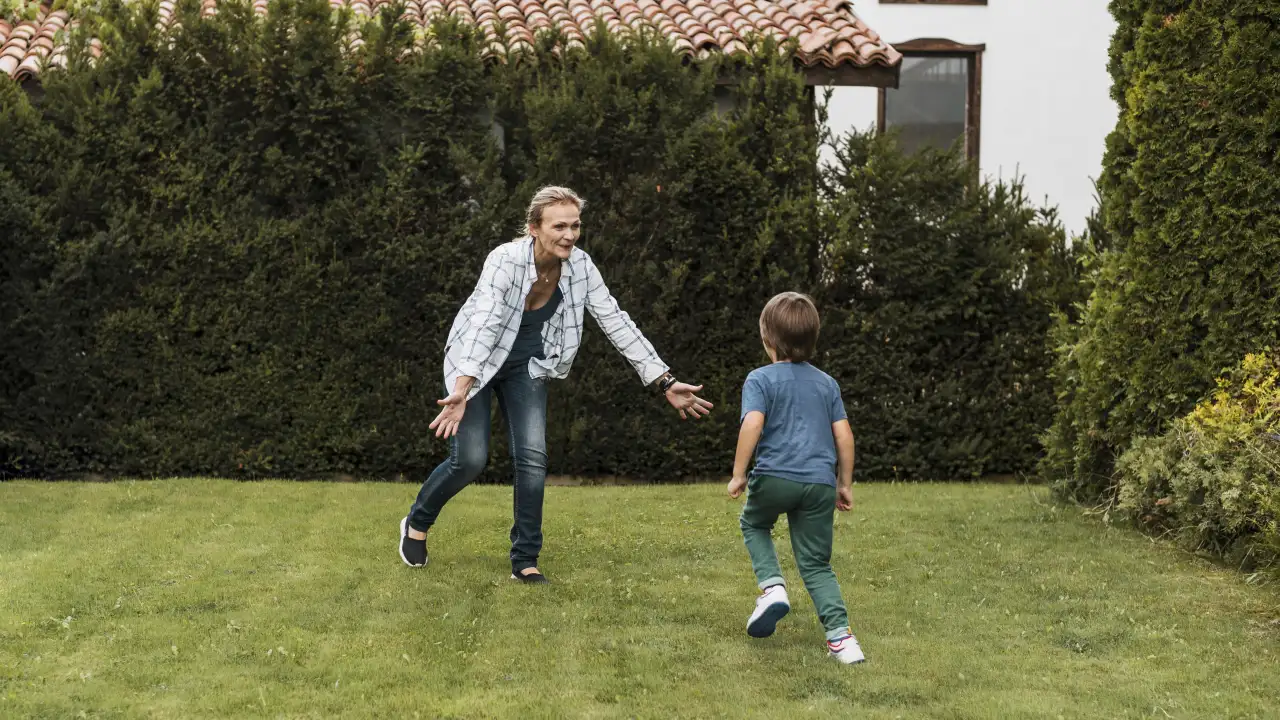 Ребенок с мамой играют на улице.