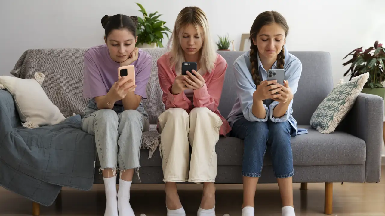 Подростки с телефонами.