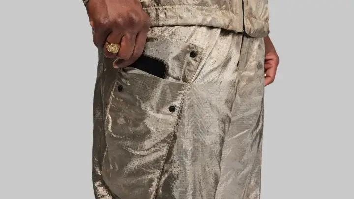 Весь костюм выполнен из серебра.