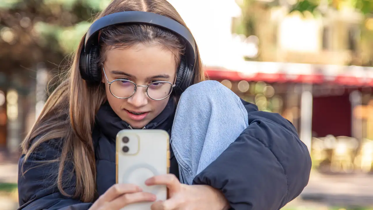 Подросток с телефоном.