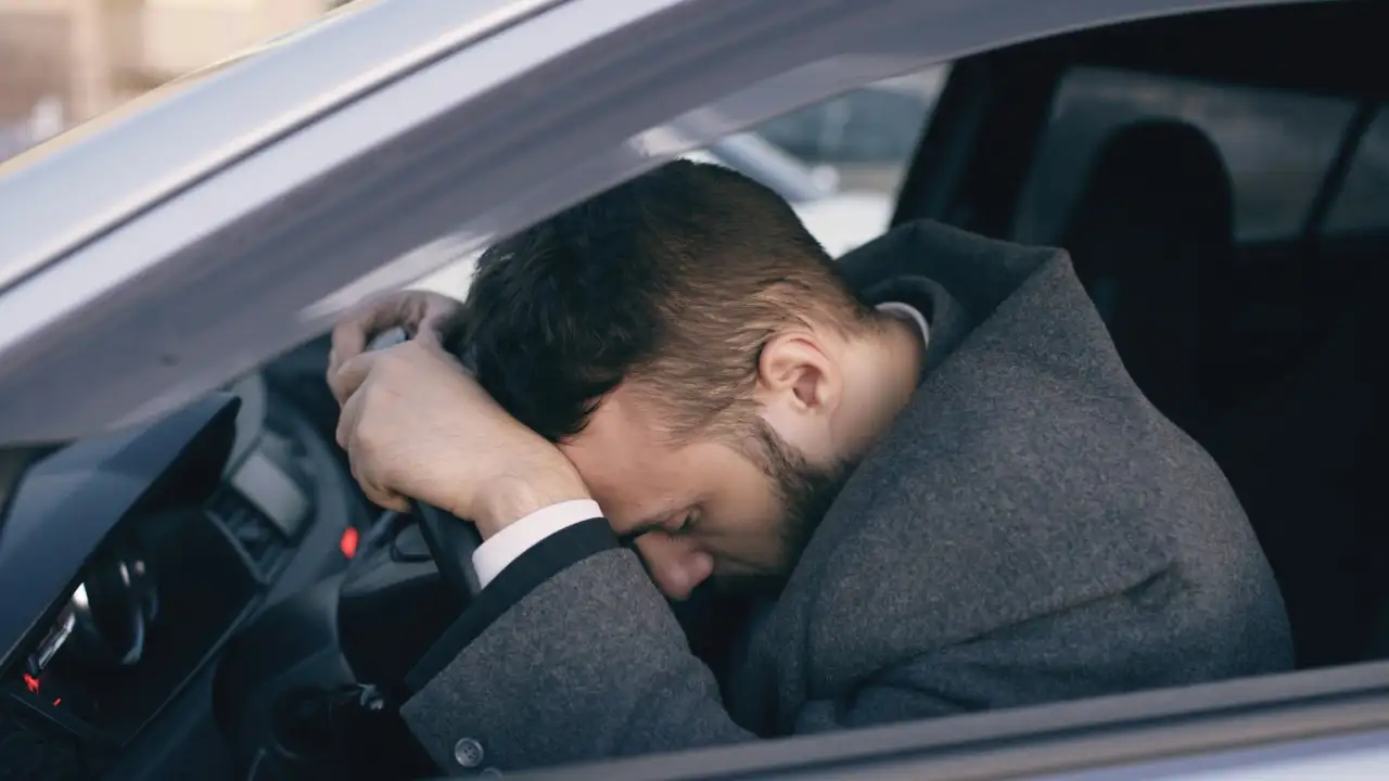 Мужчина уснул за рулем.