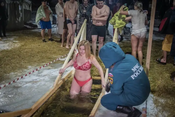 На крещенских купаниях обязательно должен присутствовать врач или сотрудник МЧС.