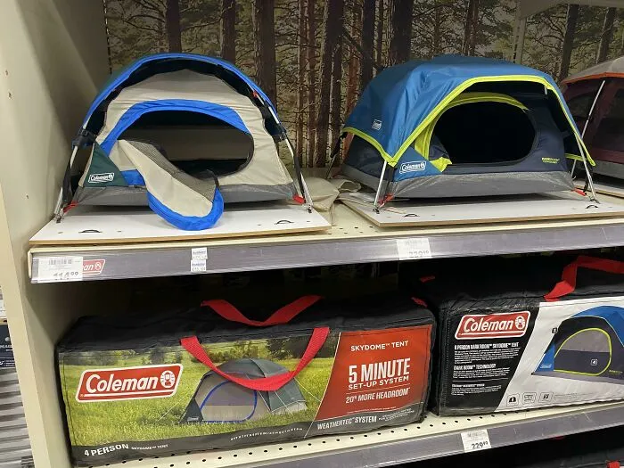 В магазине установлены миниатюрные копии палаток, чтобы оценить, как они будут выглядеть.