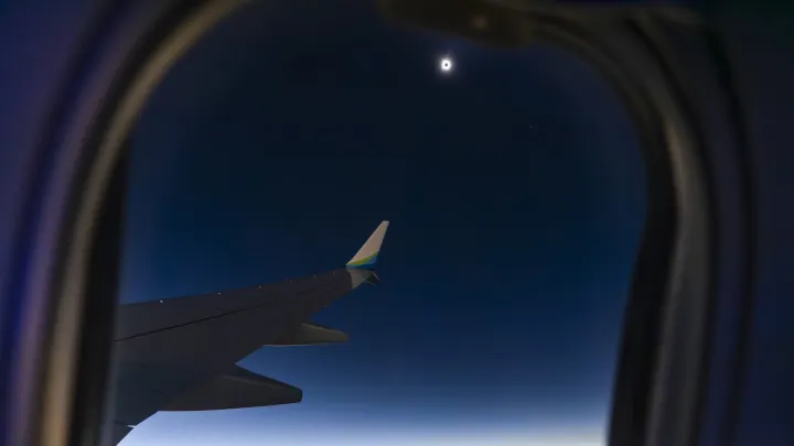Солнечное затмение с борта самолёта.