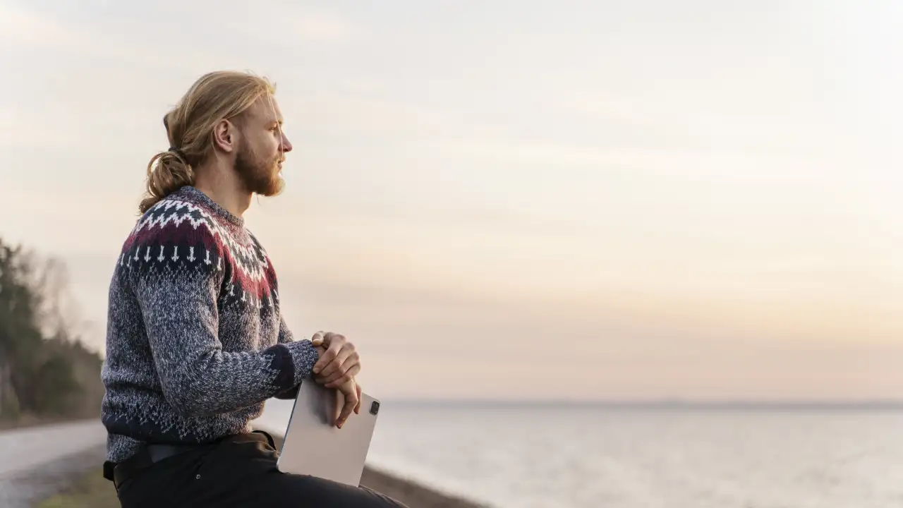 Мужчина наблюдает за восходом солнца.