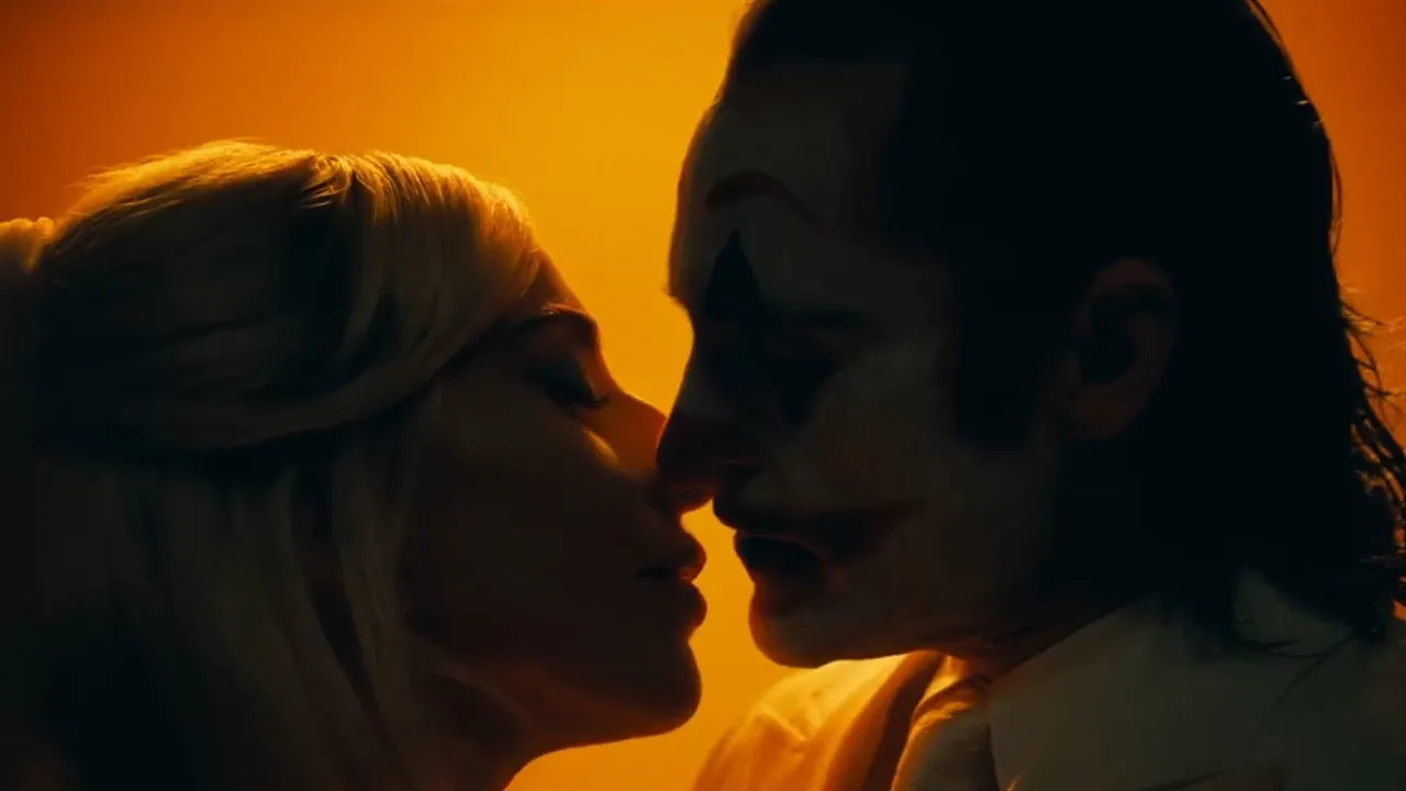 Хоакин Феникс и Леди Гага в фильме «Джокер: Безумие на двоих».