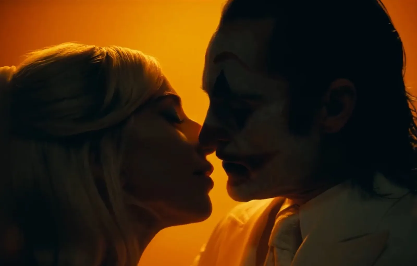 Хоакин Феникс и Леди Гага в фильме «Джокер: Безумие на двоих».