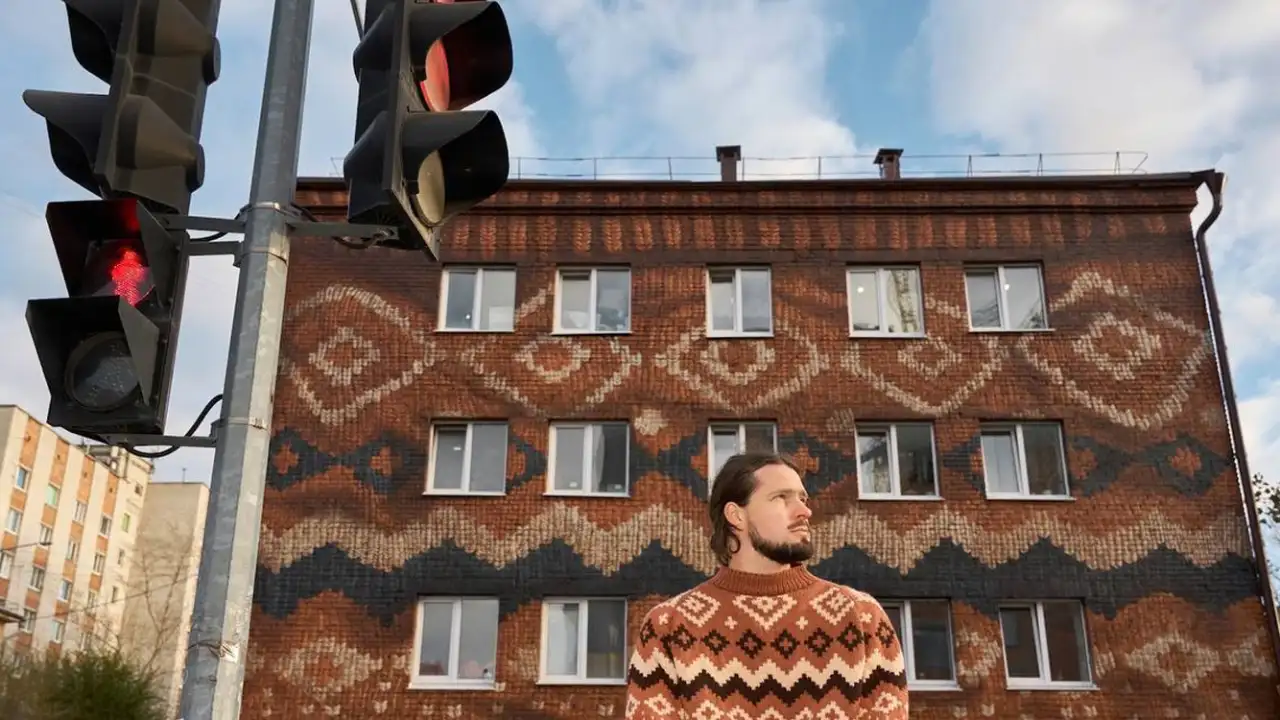 Новый мурал в Тюмени в виде вязаного свитера. 