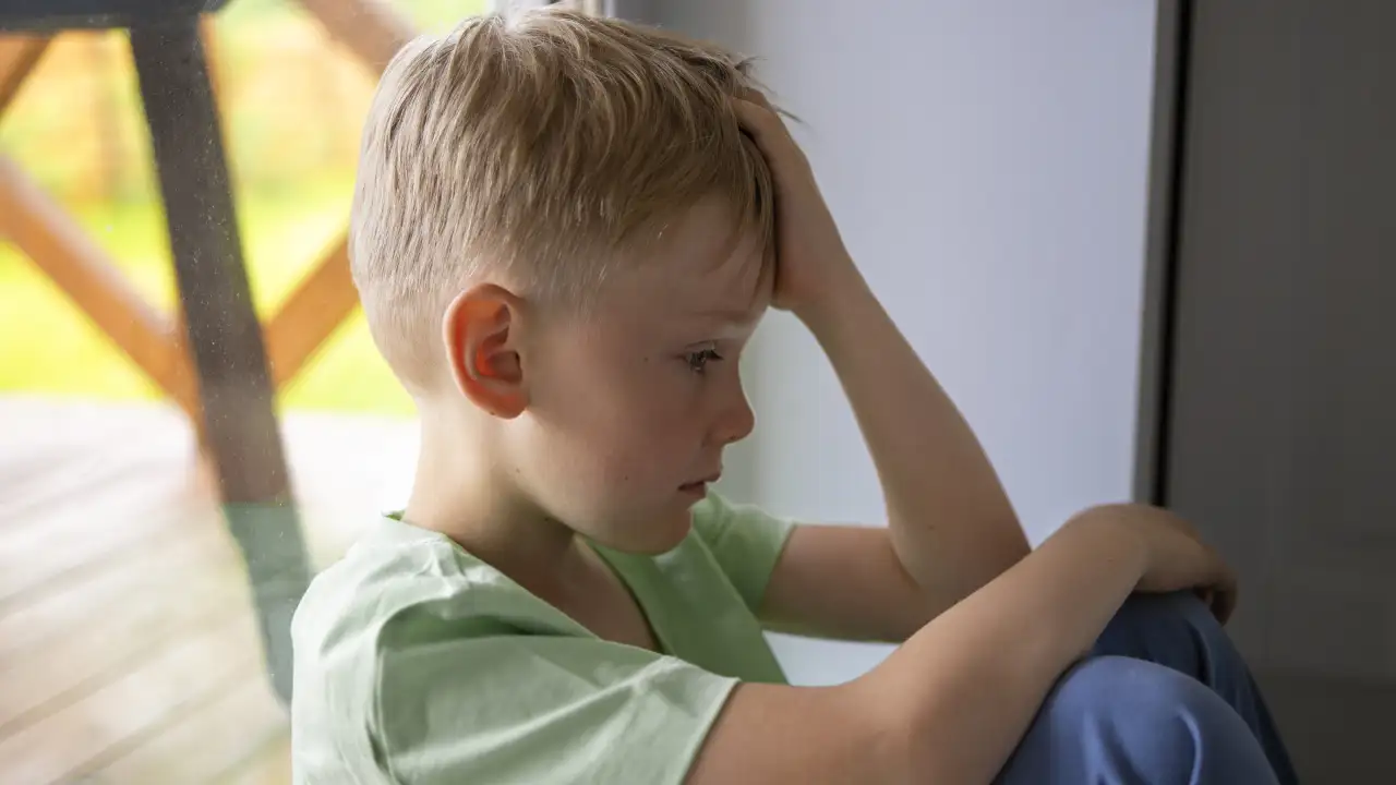 Грустный ребенок.