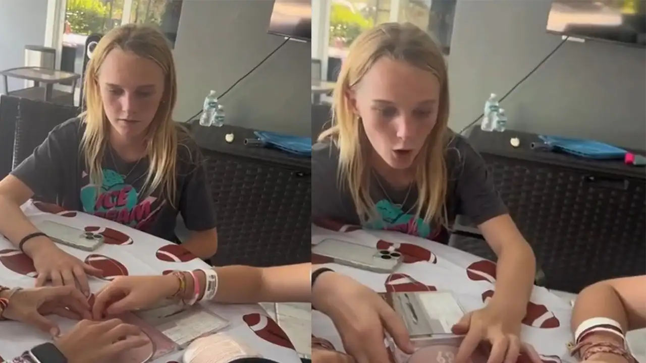 Девочки пытаются достать диск. 