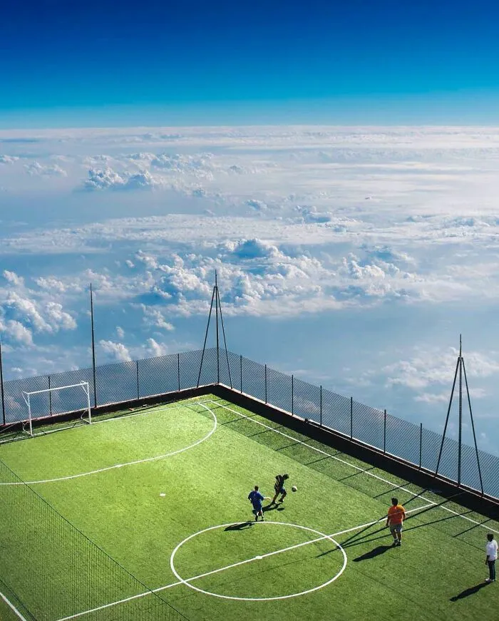 Футбольное поле на высоте.