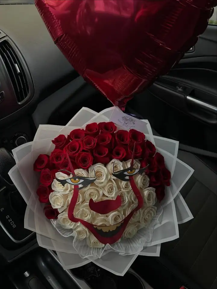 Букет в виде Пеннивайза. Букет в виде Пеннивайза.