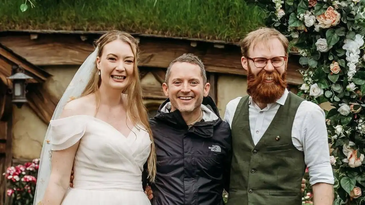 Элайджа Вуд с молодоженами.