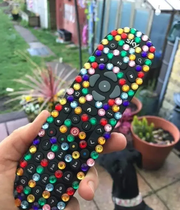 «Наша дочь украсила пульт для телевизора. Очень мило, но трудно найти нужную кнопку». «Наша дочь украсила пульт для телевизора. Очень мило, но трудно найти нужную кнопку».