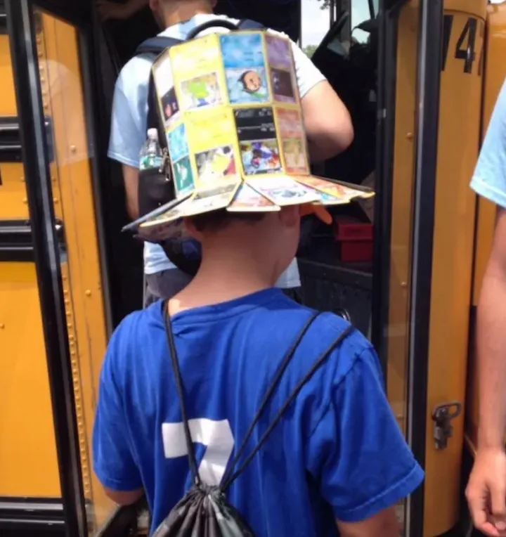 Цилиндр из карточек с покемонами. Цилиндр из карточек с покемонами.