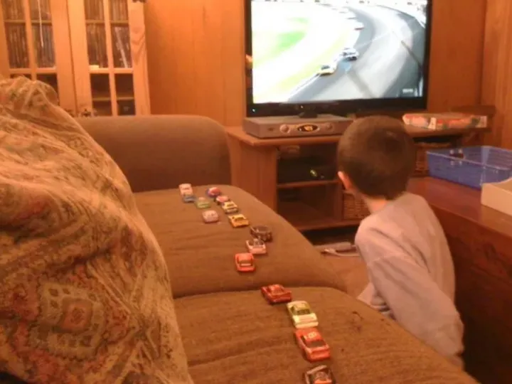 «Вот как мой сын отслеживает позиции во время гонок NASCAR».