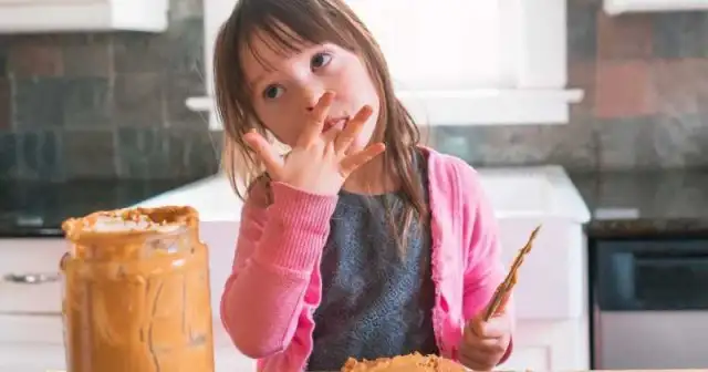 Детей постепенно приучали к арахисовой пасте. Детей постепенно приучали к арахисовой пасте.