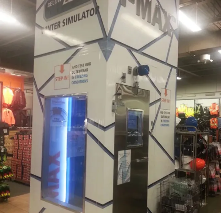 В этом магазине спортивной одежды есть симулятор зимы для проверки курток.