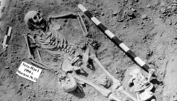 В этой общей могиле, где находились останки мальчика (12-15 лет) и девочки (13-16 лет), были обнаружены следы чумы.