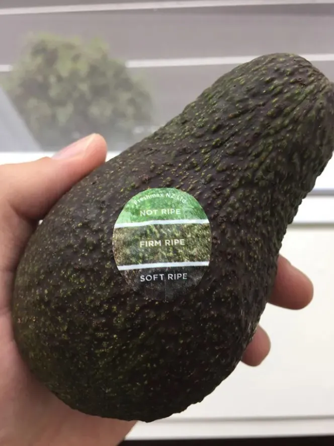 Наклейка с цветовой шкалой, позволяющая определить спелость авокадо.