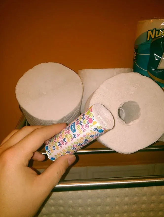 Рулон туалетной бумаги с маленьким рулоном внутри, который можно взять с собой в дорогу.