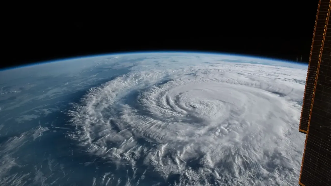 Ураган, снятый с МКС.