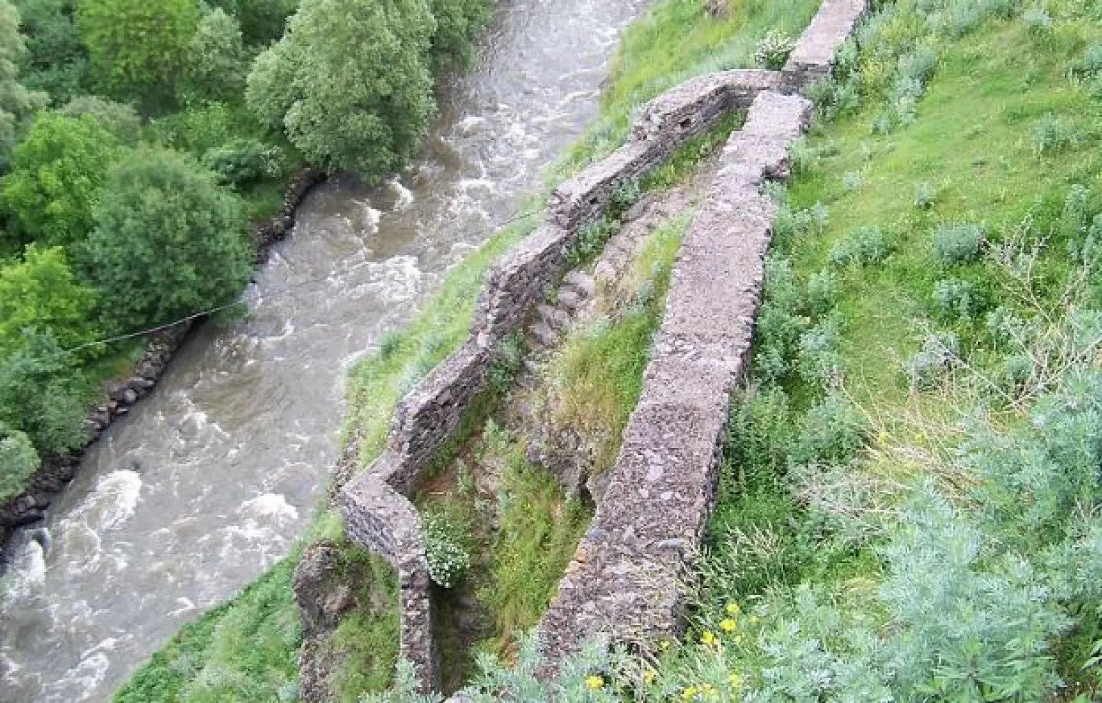 Вид на реку Паравани с крепости Хертвиси, Грузия.