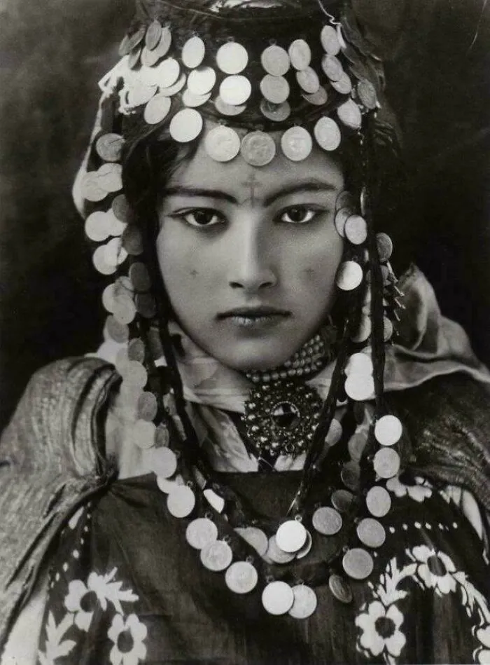 Женщина из племени Улед Наиль в Алжире, 1904 год.