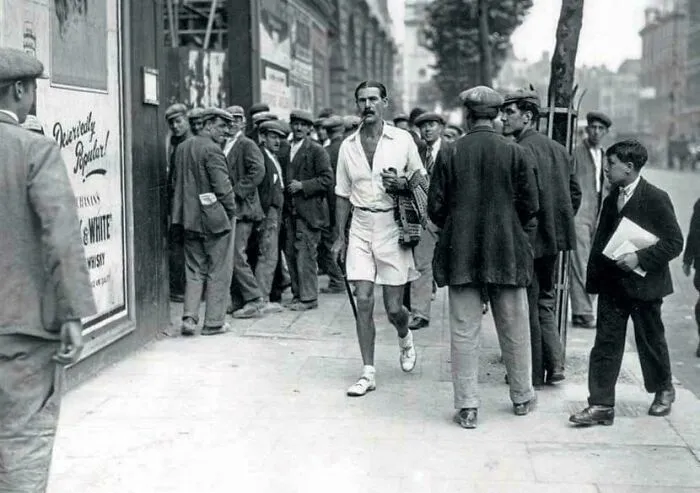 Энтузиаст реформы мужской одежды идет по улице Лондона, 1930 год.