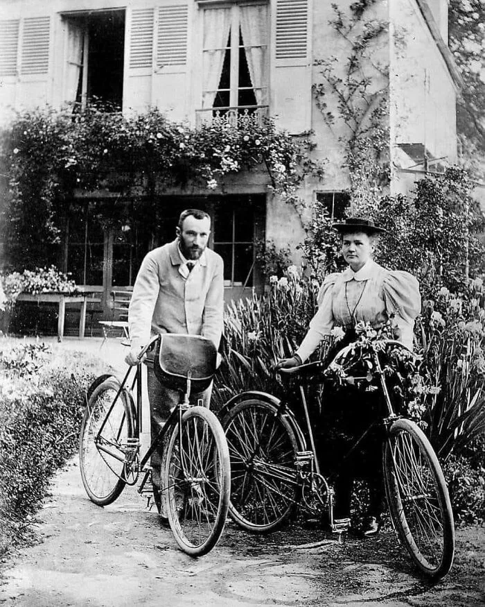 Физики и лауреаты Нобелевской премии Мария Кюри и Пьер Кюри вскоре после свадьбы. Франция, 1895 год.