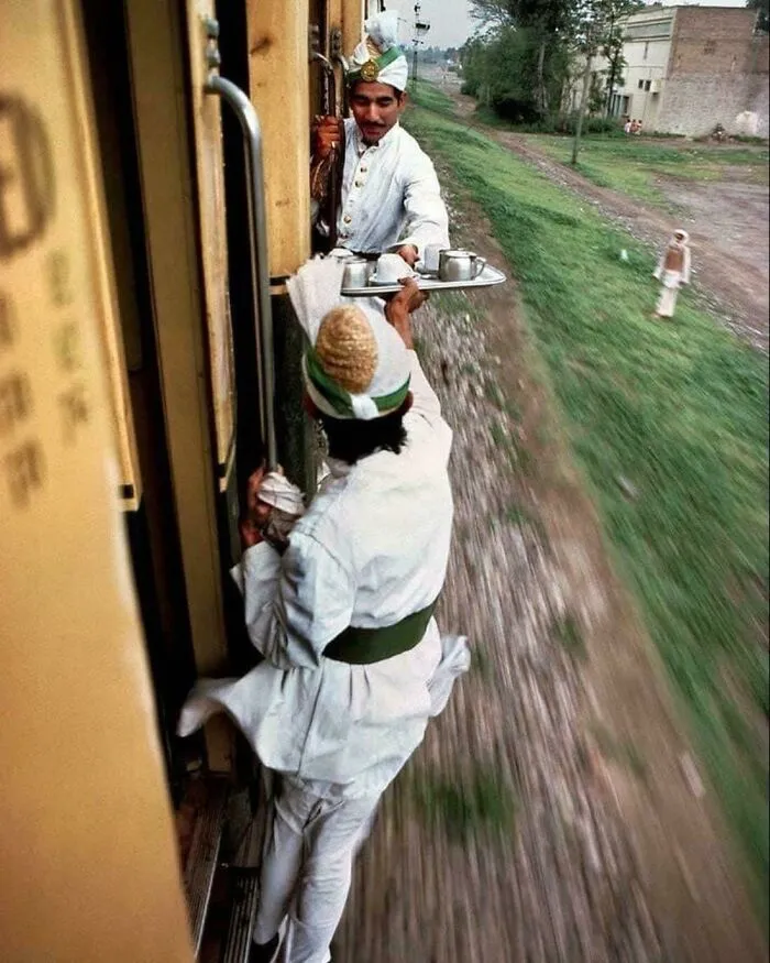 Завтрак с чаем, передающийся между вагонами в поезде из Пешавара в Лахор. Пакистан, 1983 год.