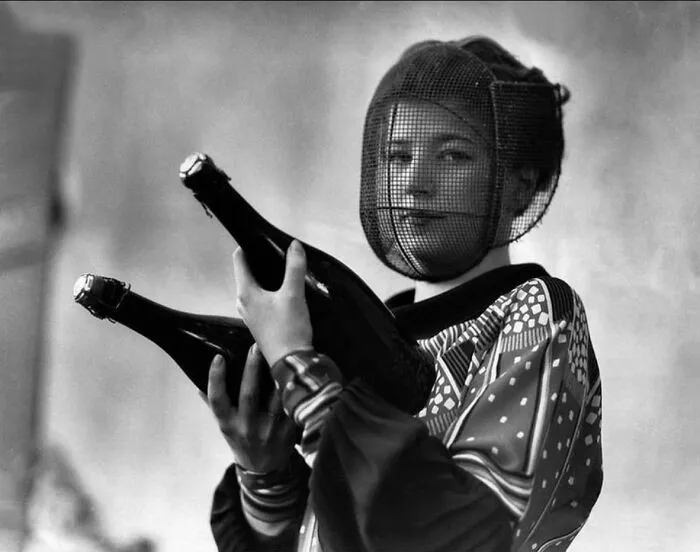 Девушка готовится к проверке шампанского в маске для защиты от случайных выбросов. Калифорния, 1933 год.