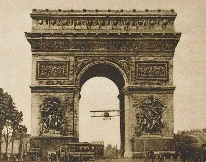 Шарль Годфруа пролетает через Триумфальную арку в Париже.