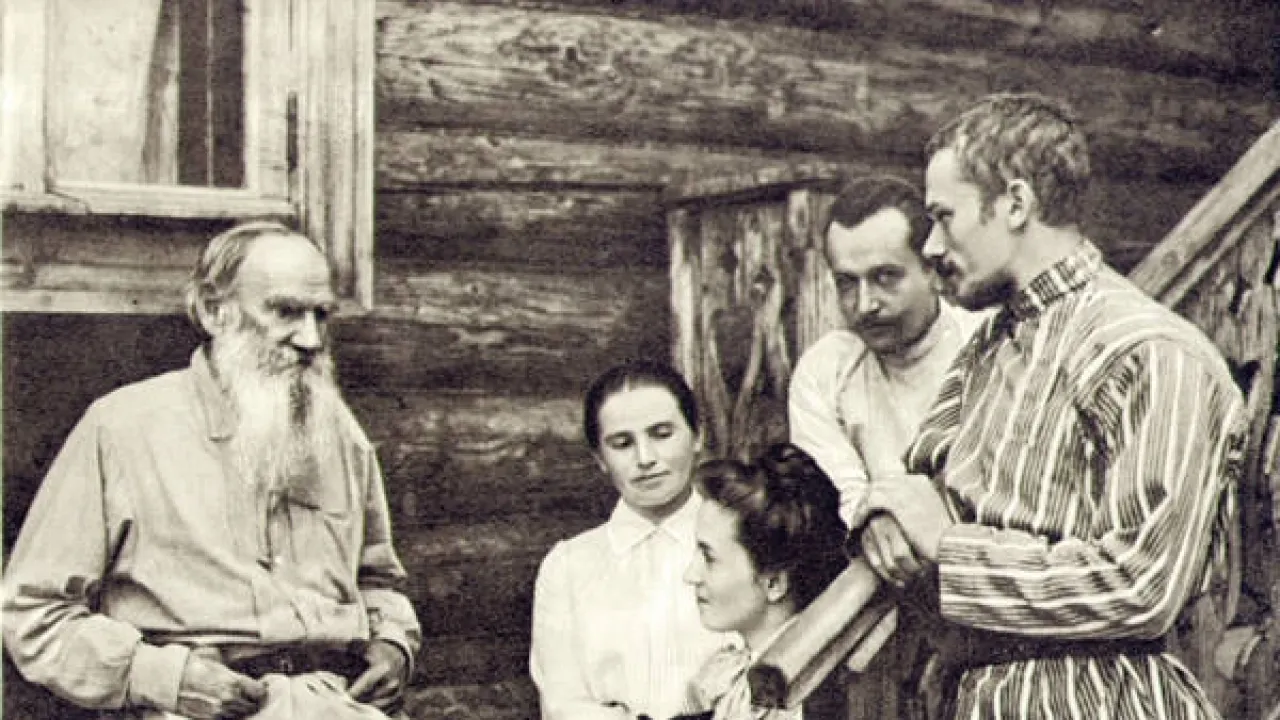 Лев Толстой в серой толстовке с карманами.