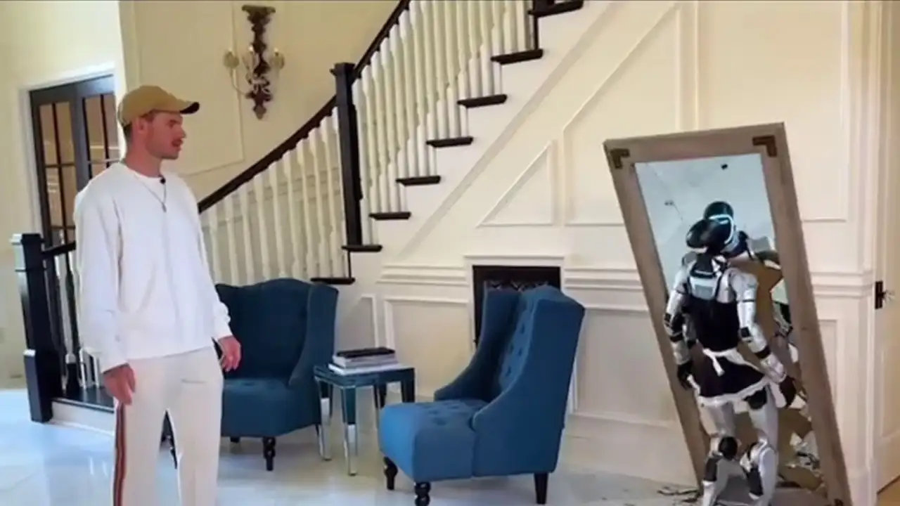 Робот-помощник Unitree врезался в зеркало.