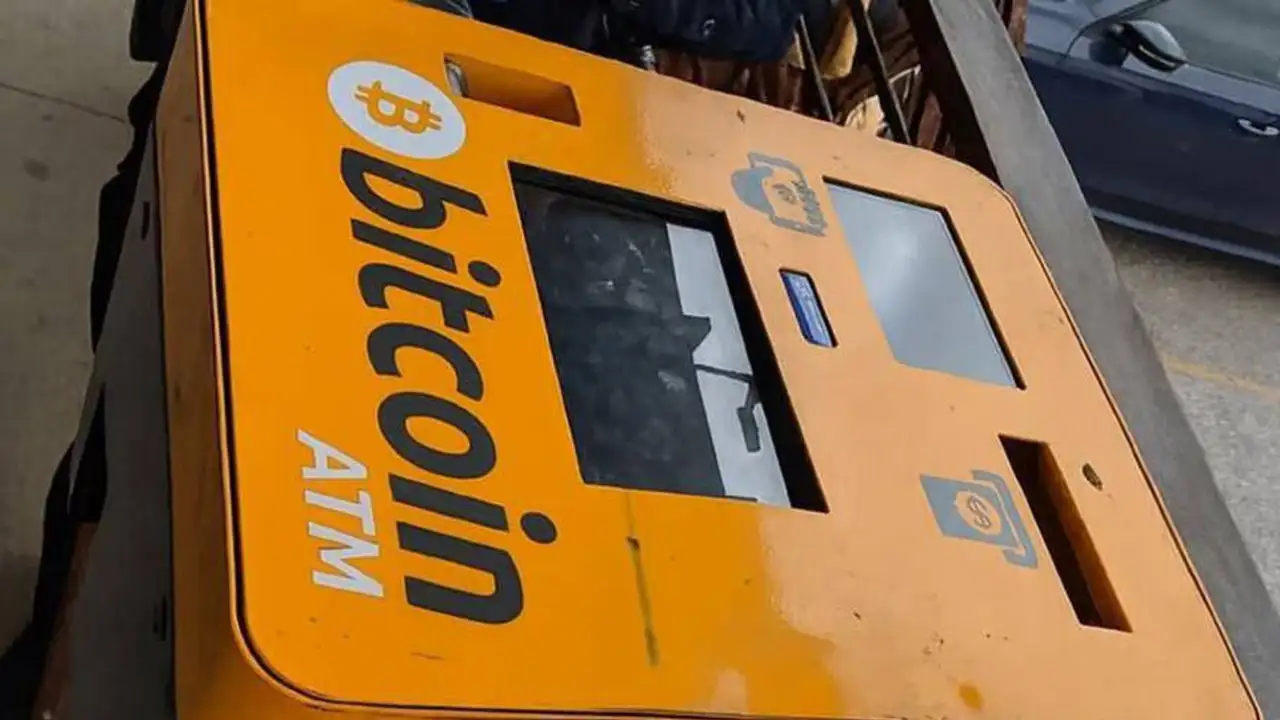 Сломанный банкомат с биткоинами.