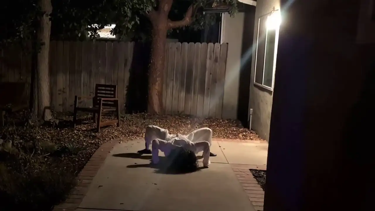 Робота научили принимать жуткие позы, чтобы таким образом 