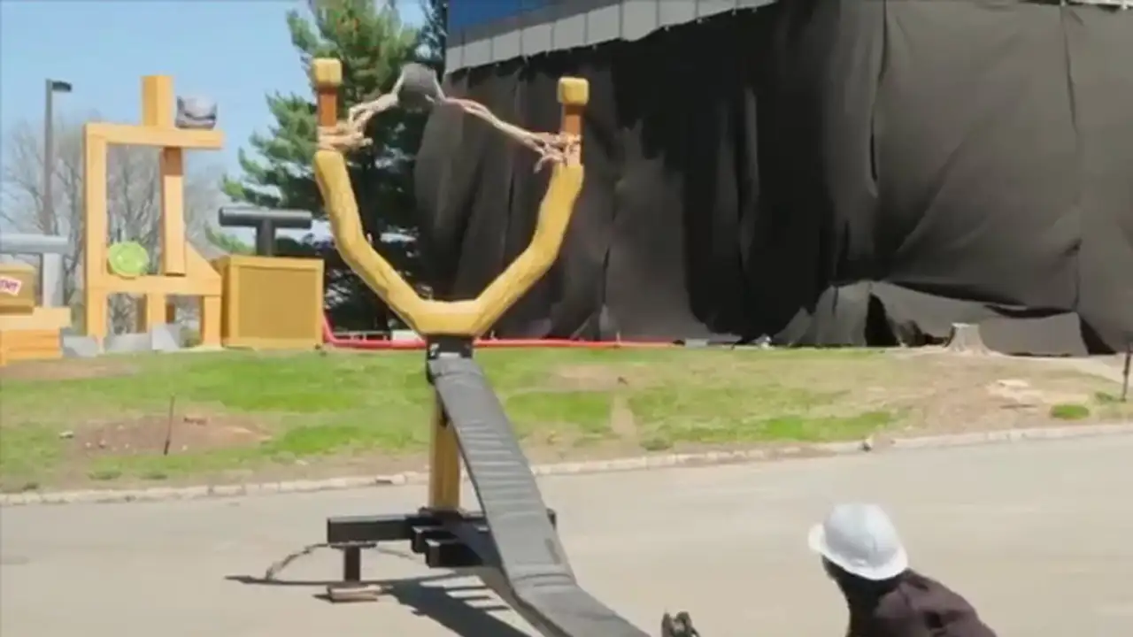 Бывший инженер NASA взорвал отель с помощью реального уровня Angry Birds.