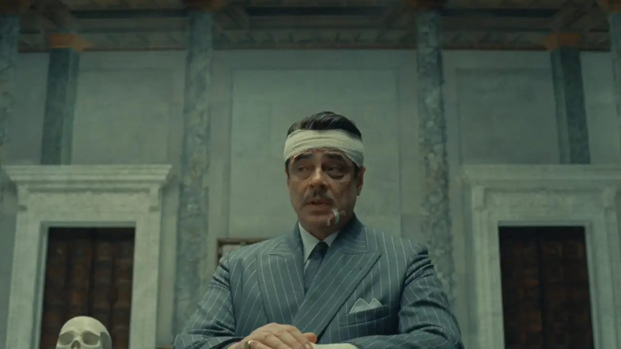 Бенисио Дель Торо в фильме «Финикийская схема».