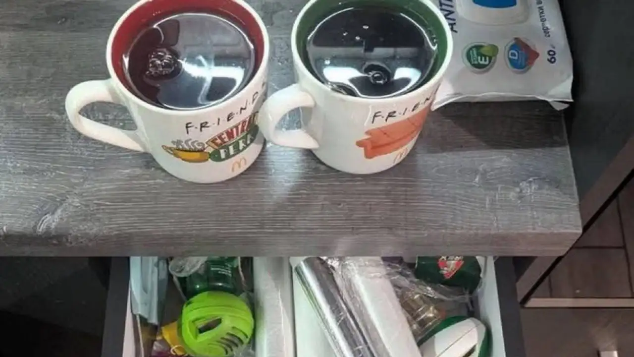 Фото, на котором люди ищут ножницы.