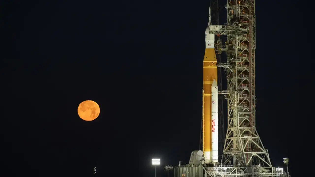 «Артемида II» и Луна.